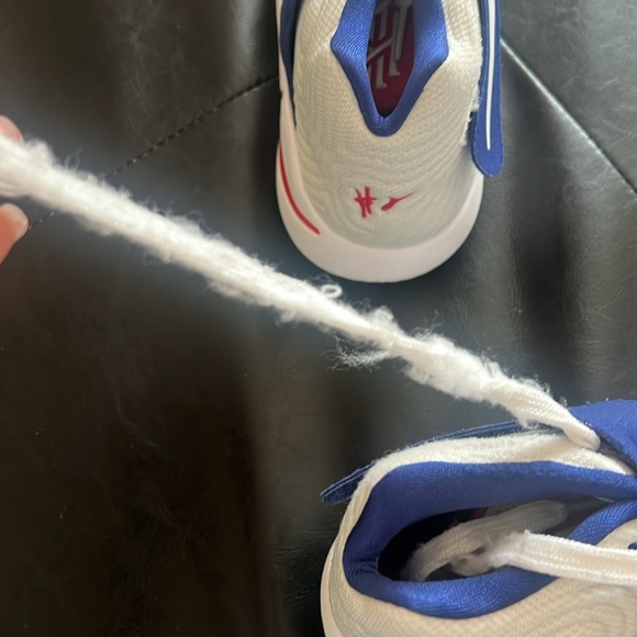 Kyrie 2 boys 5.5 - Picture 7 of 9
